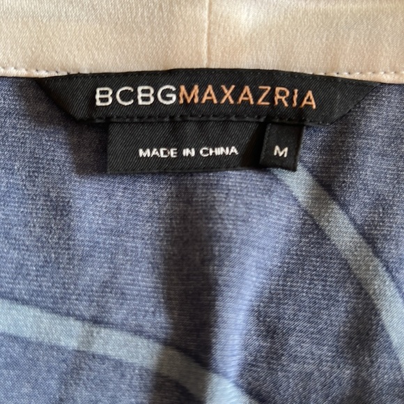 BCBGMAXAZRIA Faux Wrap Top Blue Cream Size Medium M Excellent Condition - Picture 10 of 11